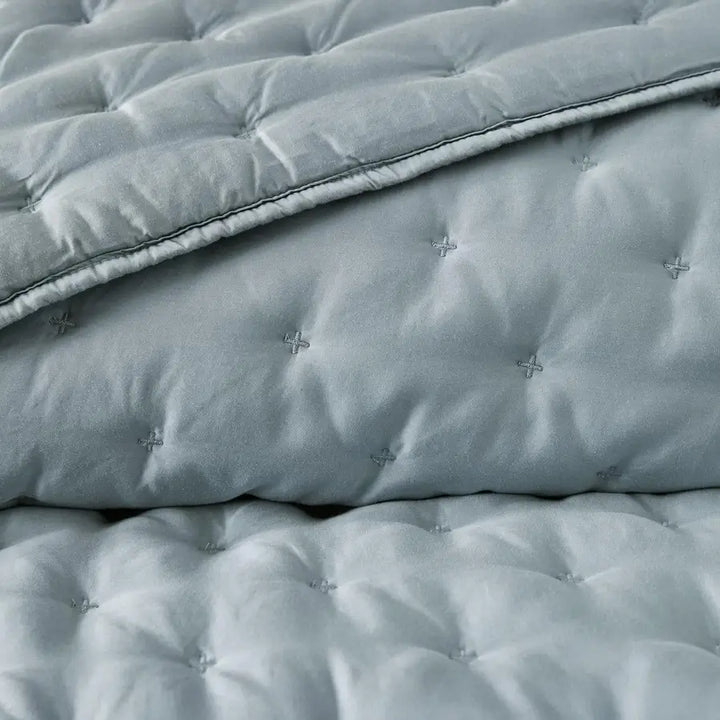 TUFTED™ QUILT - BLACK & PURPLE - Kuwait